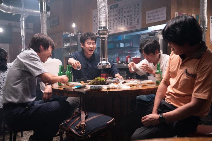 사람, 의류, 사람들, 음식이(가) 표시된 사진

자동 생성된 설명