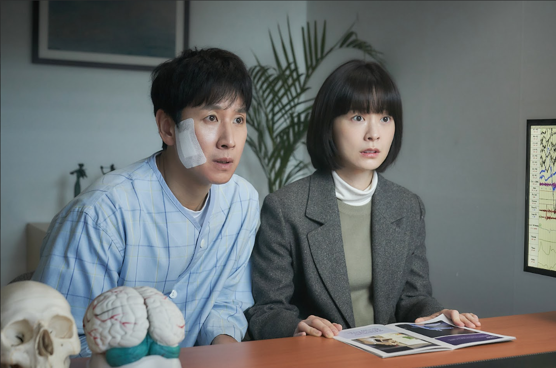 사람, 실내, 벽, 인간의 얼굴이(가) 표시된 사진

자동 생성된 설명
