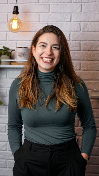 A person smiling at camera

AI-generated content may be incorrect.
