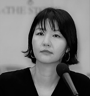 인간의 얼굴, 사람, 마이크, 의류이(가) 표시된 사진

AI가 생성한 콘텐츠는 부정확할 수 있습니다.