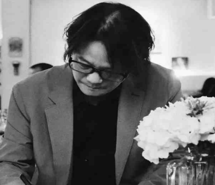 사람, 의류, 실내, 인간의 얼굴이(가) 표시된 사진

AI가 생성한 콘텐츠는 부정확할 수 있습니다.