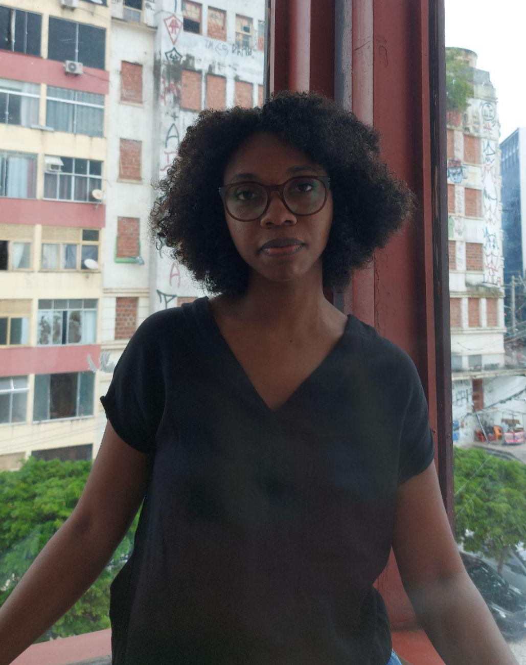 Uma imagem com Cara humana, óculos, sorrir, vestuário

Os conteúdos gerados por IA poderão estar incorretos.