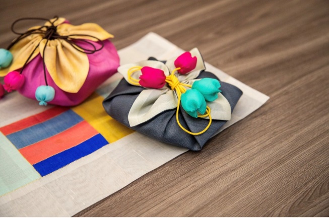 A group of colorful bags on a table
AI-generated content may be incorrect.