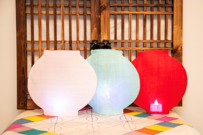 A group of lanterns on a colorful surface
AI-generated content may be incorrect.