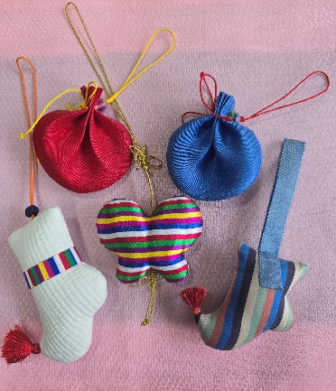 A group of colorful objects
AI-generated content may be incorrect.