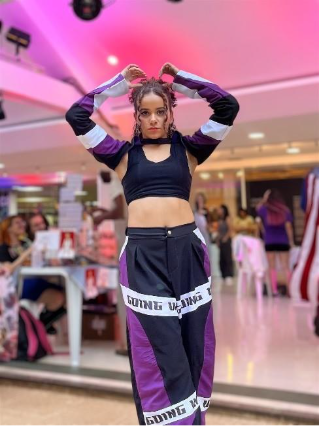 스포츠, 의류, 사람, 댄서이(가) 표시된 사진

AI 생성 콘텐츠는 정확하지 않을 수 있습니다.