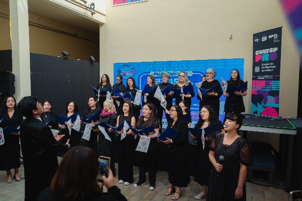 의류, 사람, 여성, 실내이(가) 표시된 사진

AI 생성 콘텐츠는 정확하지 않을 수 있습니다.