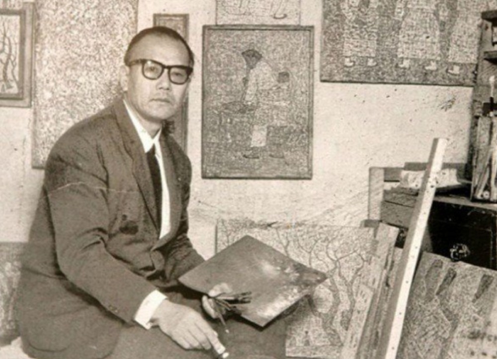 의류, 사람, 인간의 얼굴, 벽이(가) 표시된 사진
AI 생성 콘텐츠는 정확하지 않을 수 있습니다.