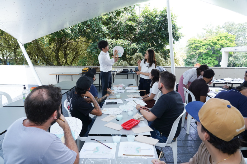 의류, 사람, 사람들, 나무이(가) 표시된 사진

AI 생성 콘텐츠는 정확하지 않을 수 있습니다.