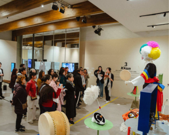 [EXPOSIÇÃO] Centro Cultural Coreano no Brasil inaugura a exposição “K-pop encontra a Música Tradicional Coreana” com programas interativos 